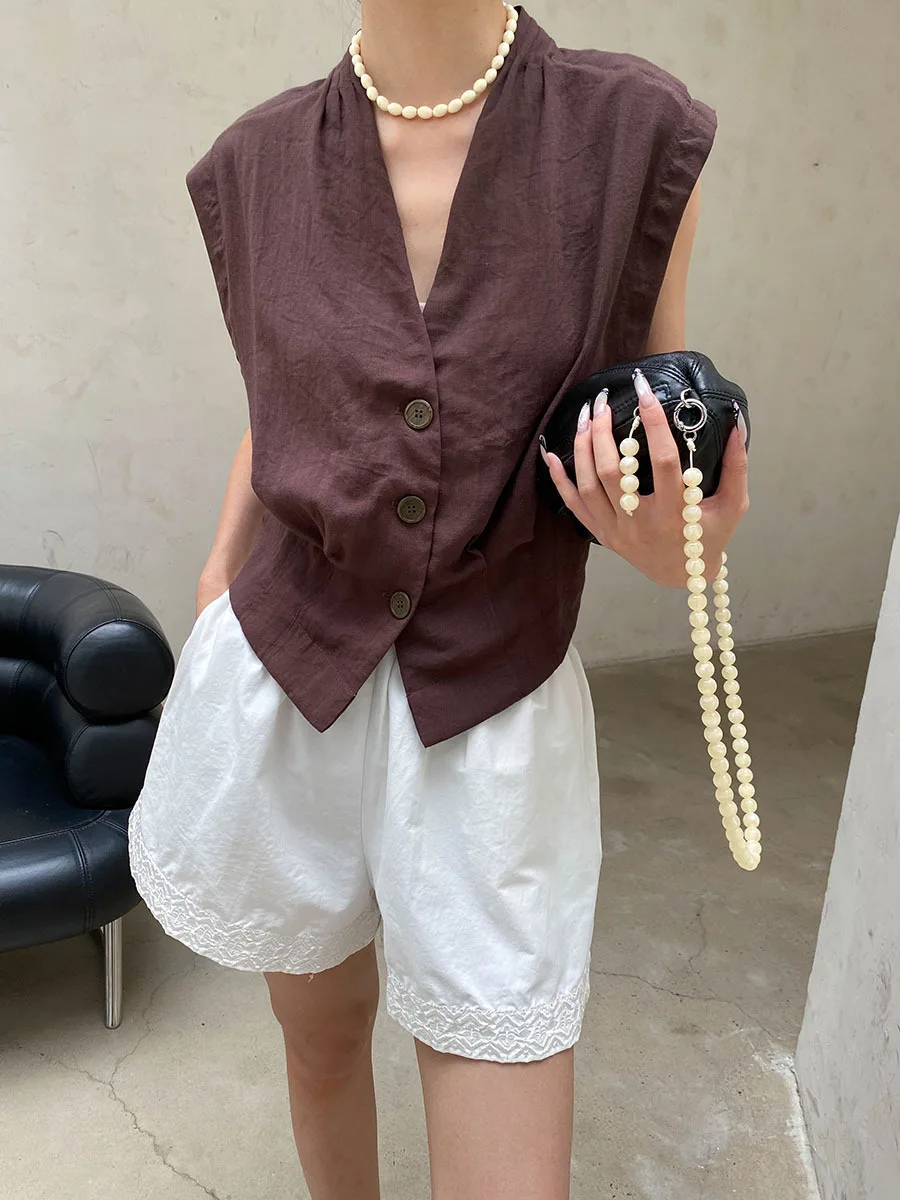 Sommerliche Damen-Weste in unifarbenem, lässigem Design mit Schultertasche, plissiertem V-Ausschnitt und ärmellosem Schnitt. – Detail 15
