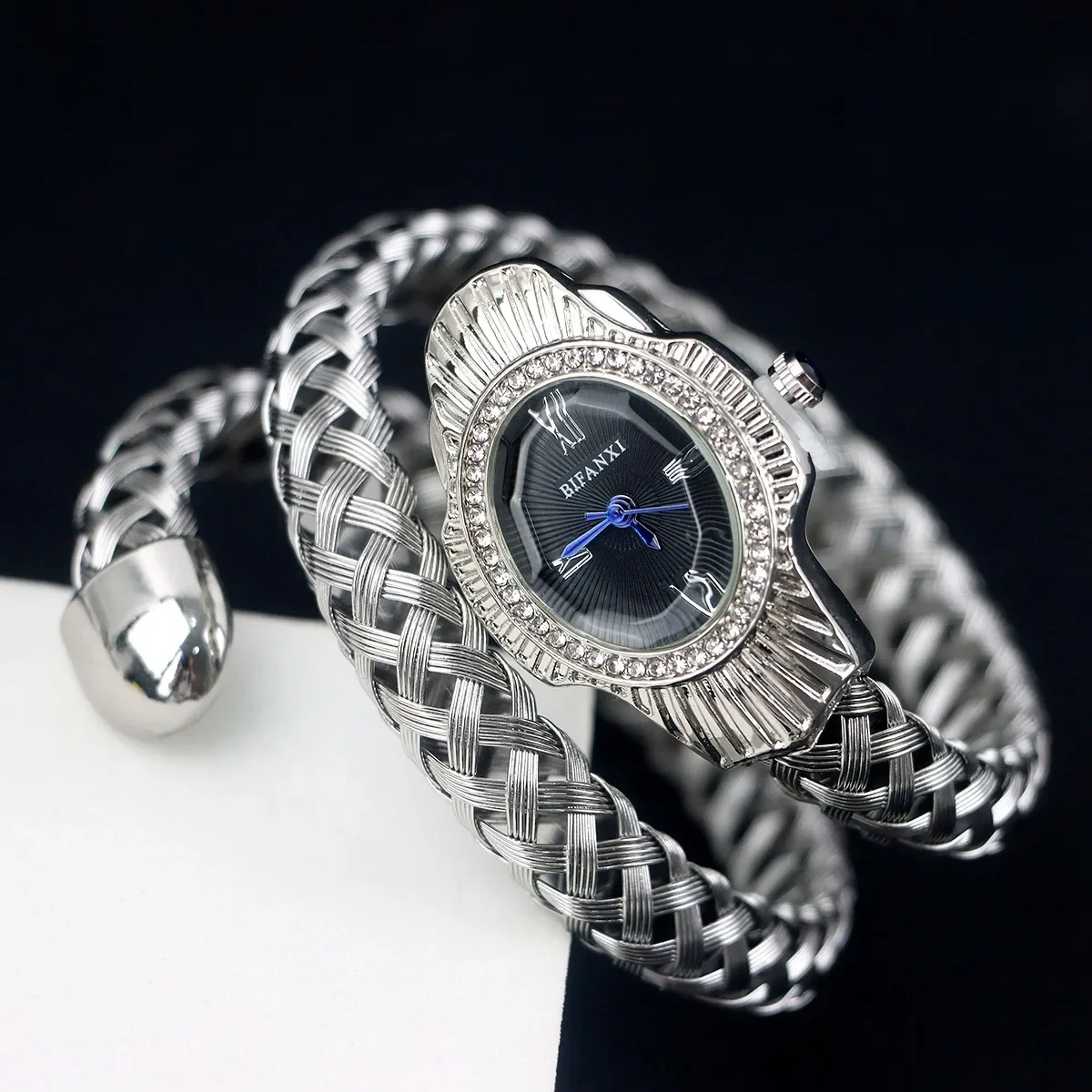Fashion Unique Snake Head Quartz Watch Women's AAA Classic Retro Style Girl Friend Luxury Watch Women Bling AAA Gold Clock Gift