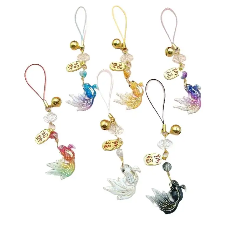 Buntes Handyband mit Farbverlauf und Goldfisch-Motiv, inklusive kleiner Glöckchen-Anhänger, ein schönes Geschenk für Taschen und Rucksäcke. – Detail 6