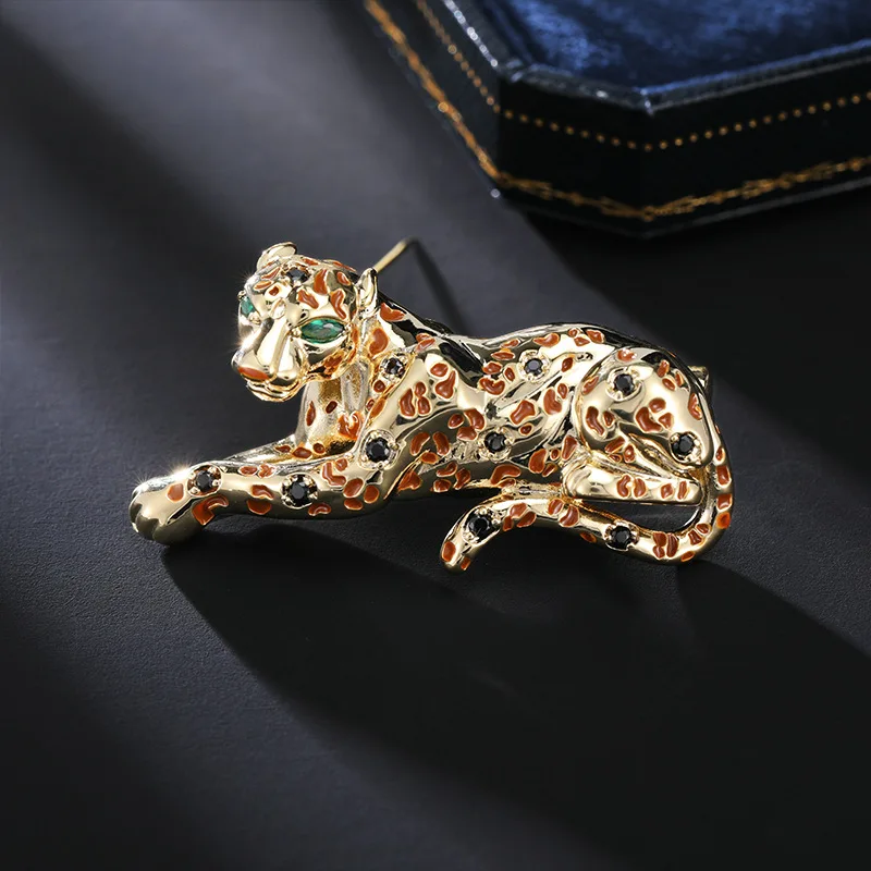 Брошь в стиле ретро с леопардовым принтом, высококачественный и нишевый животный узор, модный аксессуар для пальто с изображением гепарда, новинка 2023 года.