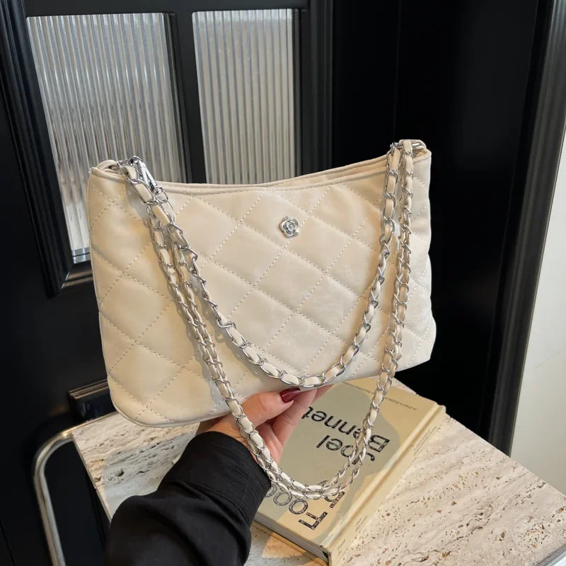 

Rhombus embroidery thread small bag, portable bucket bag, fashionable messenger bag.