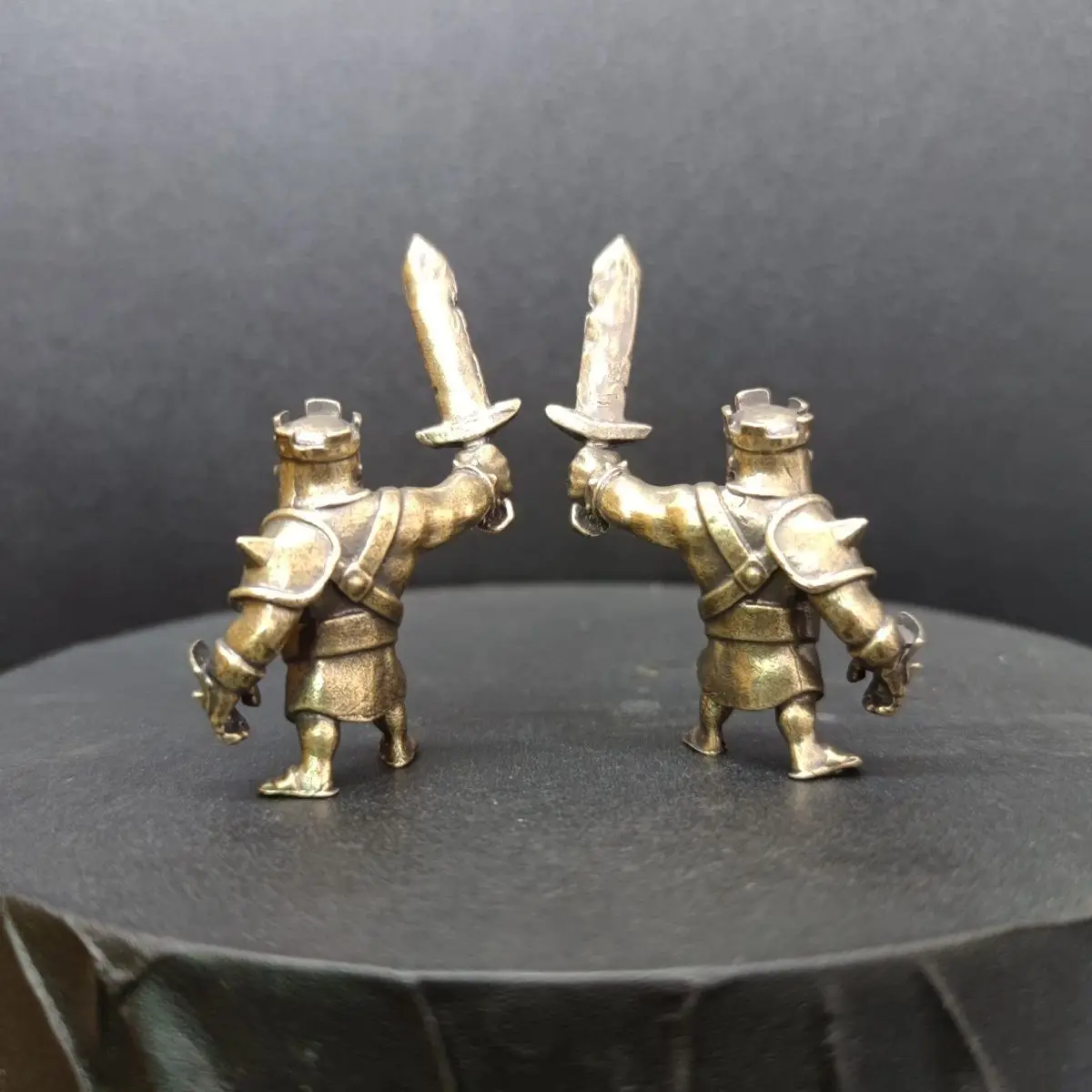 Figurka Wojownika z Mosiądzu - Antycznie Wykończone Rzeźby Postaci z Gier, Kolekcjonerska Miniatura do Ekspozycji na Biurko i Półce