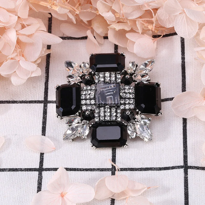 New Fashion Black Rhinestone Brooches for Women Corsage Jewelry Accessories Simple Luxury Pins Wedding Party Clothing Collar Pin