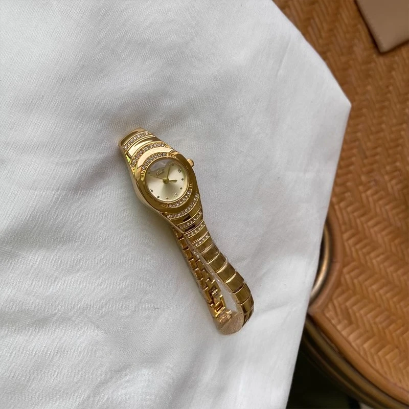 Нишевый дизайн Изысканный маленький циферблат с бриллиантовым золотым светом Роскошные часы-цепочка Женские маленькие золотые часы