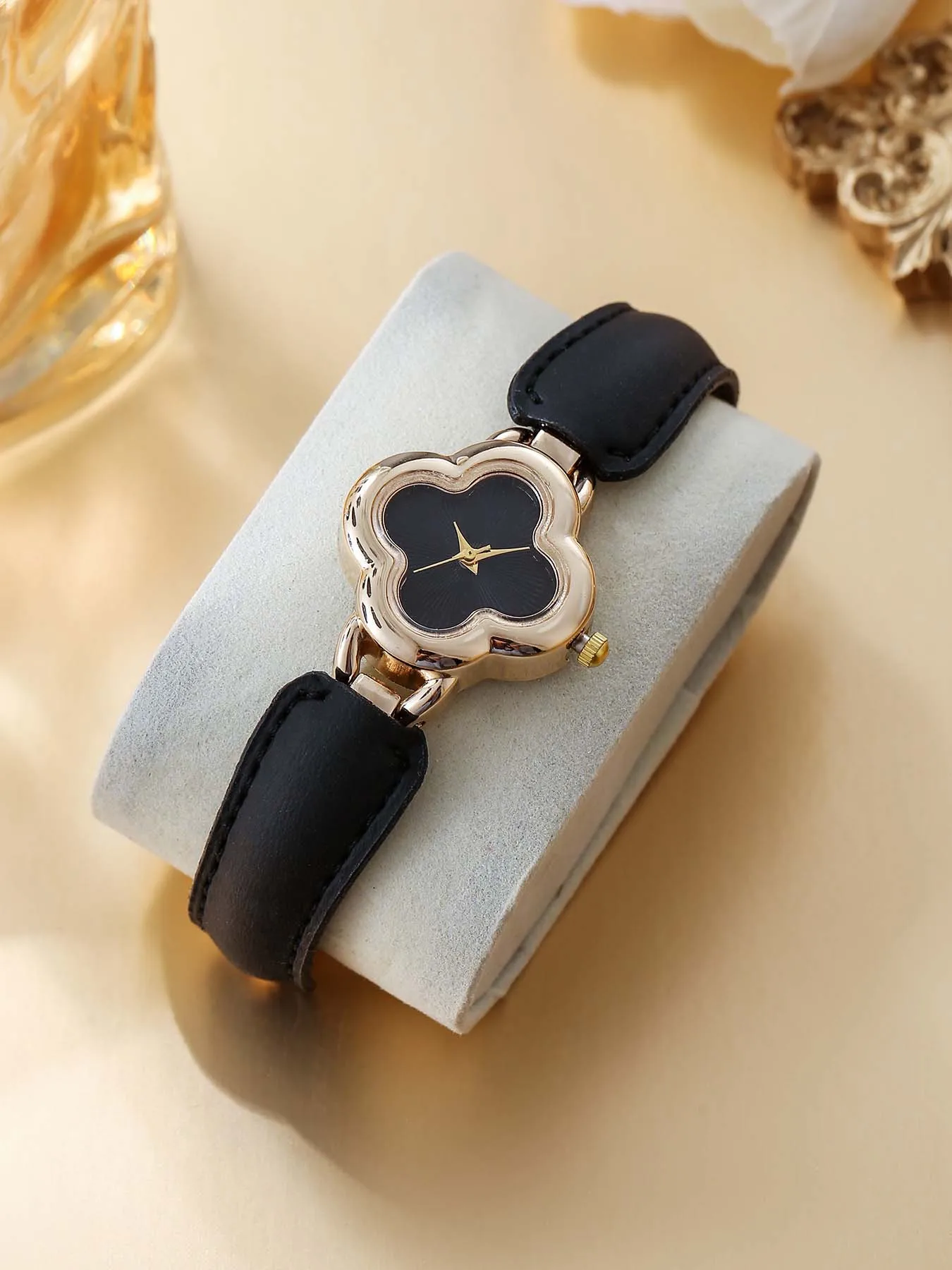 One piece set of creative four leaf clover French high-end temperament versatile Angola red retro style