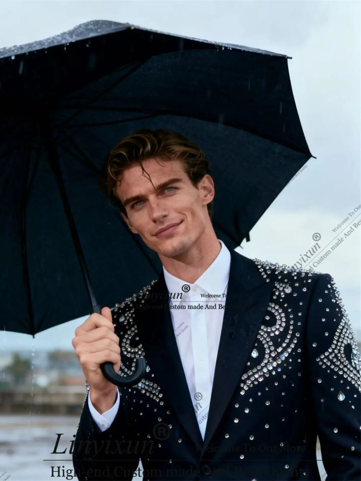 

Shiny Metal Embellished Crystals Men Suits Peaked Lapel Groom Tuxedos 2Pieces Fashion Party Prom Blazer Customized Costume Homme