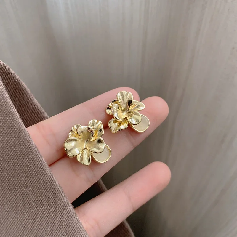Women\'s Luxury Niche Design Golden Petal Ear Clips French Retro Three-dimensional Metal Opal Flower Clip on Earrings No Piercing