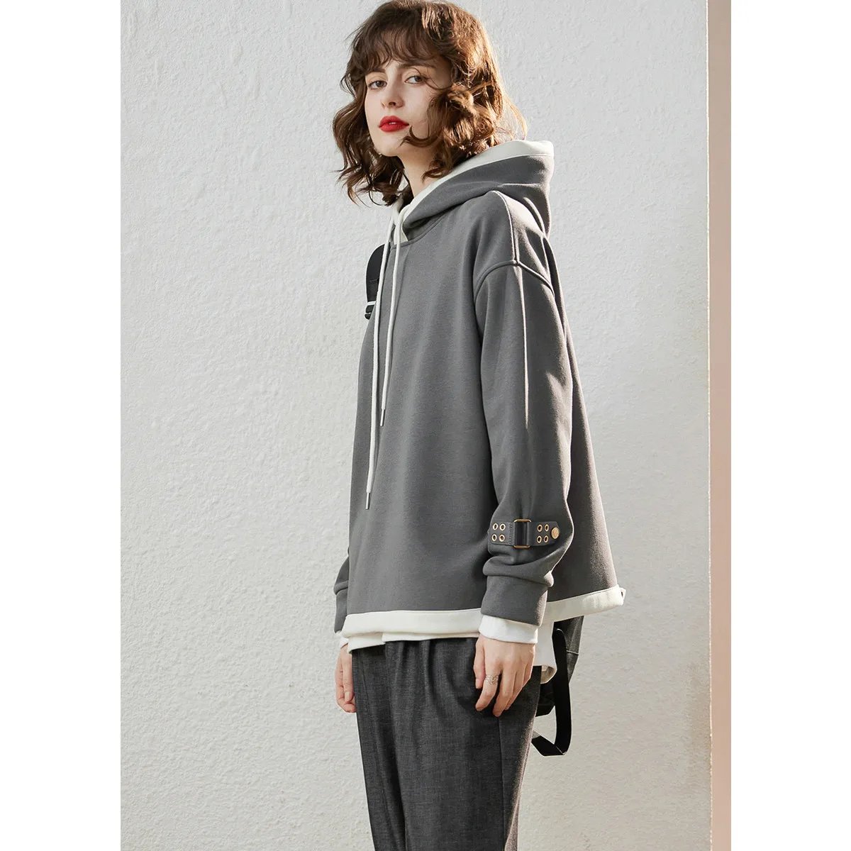 LOUIS YAO 2024 Winter Thick Velvet Hoodie Casual Color Contrast White Edge Sleeve Loop Decoration Long Sleeve Women's Hoodie