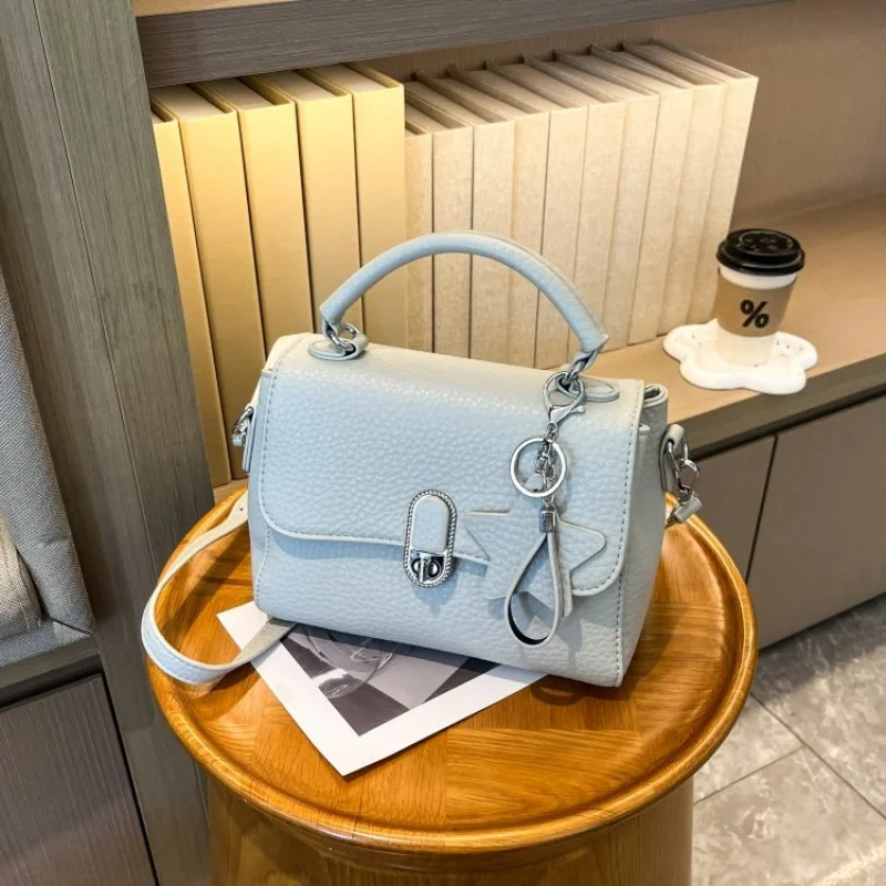 

Deluxe Ladies Handbag Made Of Line-Printed Leather Boasting Trendy Paris Vintage Commuter Spacious Modern Style​