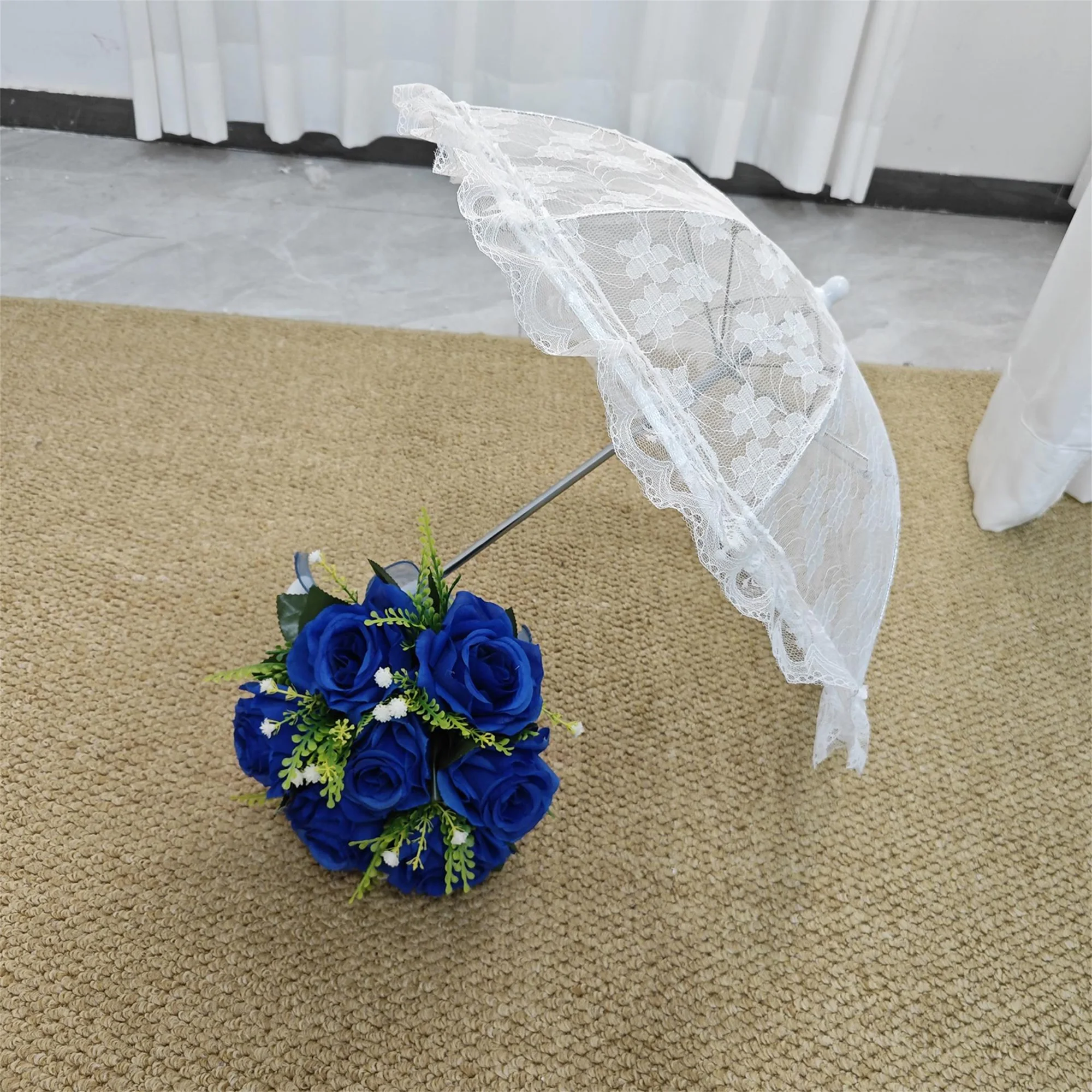 Eleganter Spitzensonnenschirm mit langem Griff für Teepartys, Hochzeiten und Fotografie – Regenschirm-Requisite im Vintage-Stil