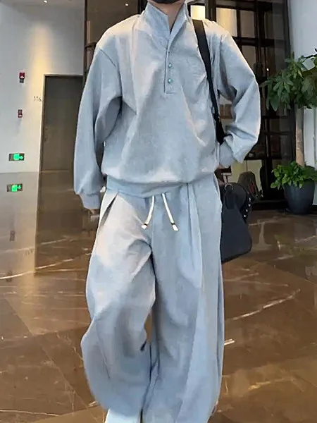 

Элегантный повседневный комплект больших размеров: свободный свитшот и спортивные брюки — универсальный и удобный вариант для осени.