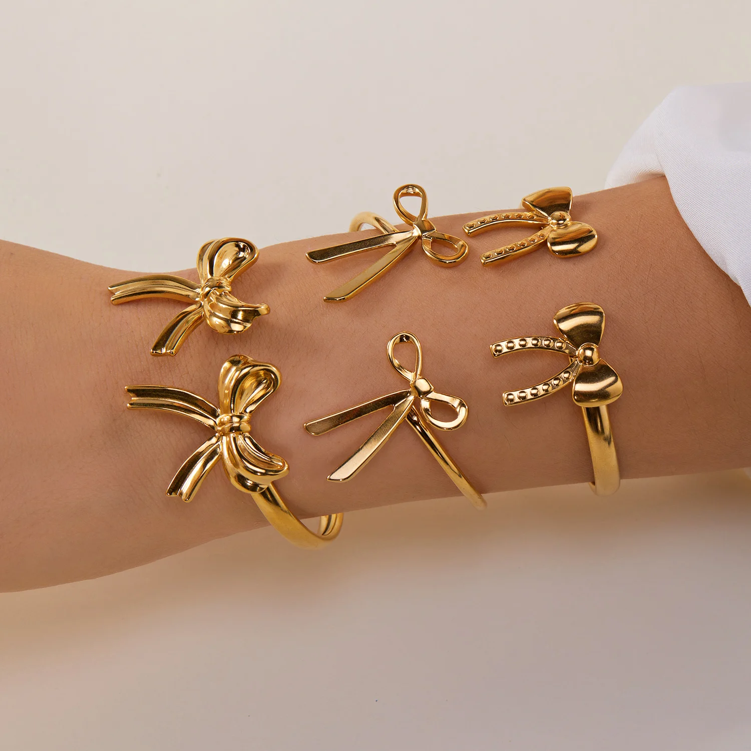 تصميم تحسس الفولاذ المقاوم للصدأ القوس أساور واسعة للنساء الذهب اللون Bowknot مفتوحة قابل للتعديل سوار هدايا مجوهرات الحفلات