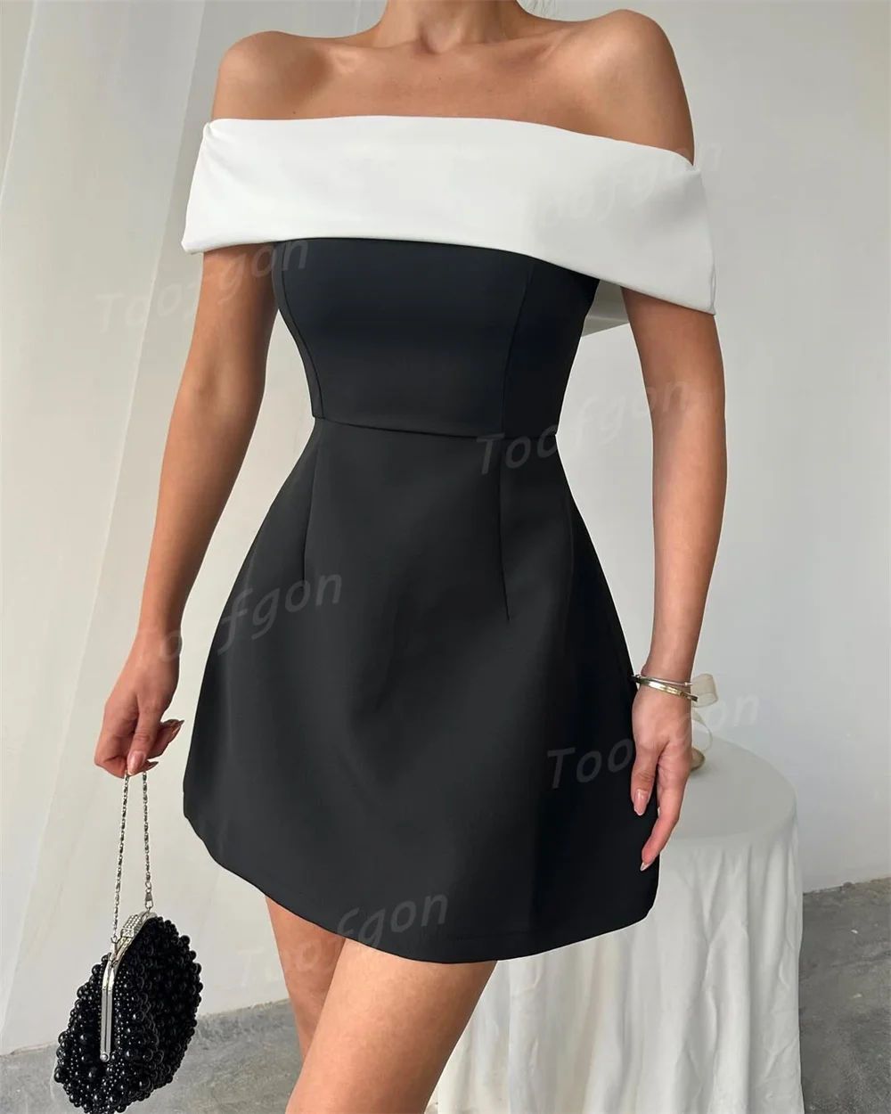 Toofgon قارب الرقبة قصيرة البسيطة حفلة موسيقية فساتين أسود أبيض قبالة الكتف عارية الذراعين ثوب العودة للوطن مخصص حزب فتاة فستان رقص