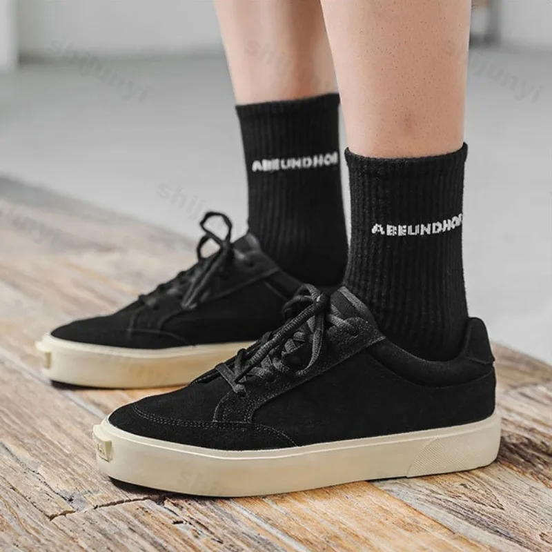 

Нишевые повседневные низкие замшевые туфли в лаконичном дизайне для мужчин, осень 2023, новые модные универсальные удобные нескользящие кроссовки на платформе