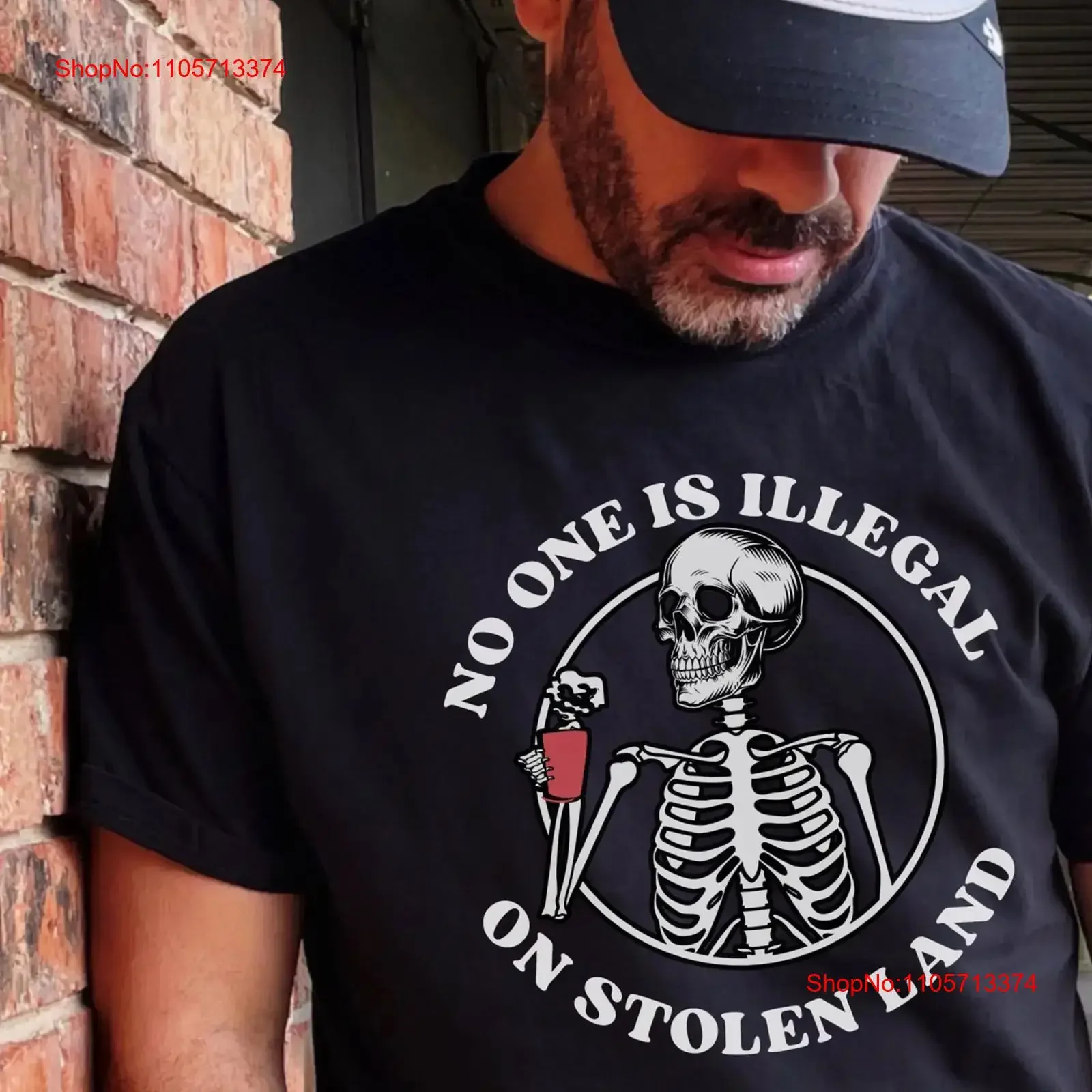 Camiseta vintage lavada con la frase: No hay nadie enjaulado por ser inmigrante en tierra robada. Anti-Racismo, Pro-Imigrante, Abolir ICE, Justicia Social, Derechos Humanos.
