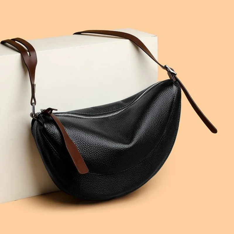 

Stylish Women Hand Bag Boasting Trendy Design Elements And Paris Designer Aesthetic Made Of Premium Water-Resistant Leather​