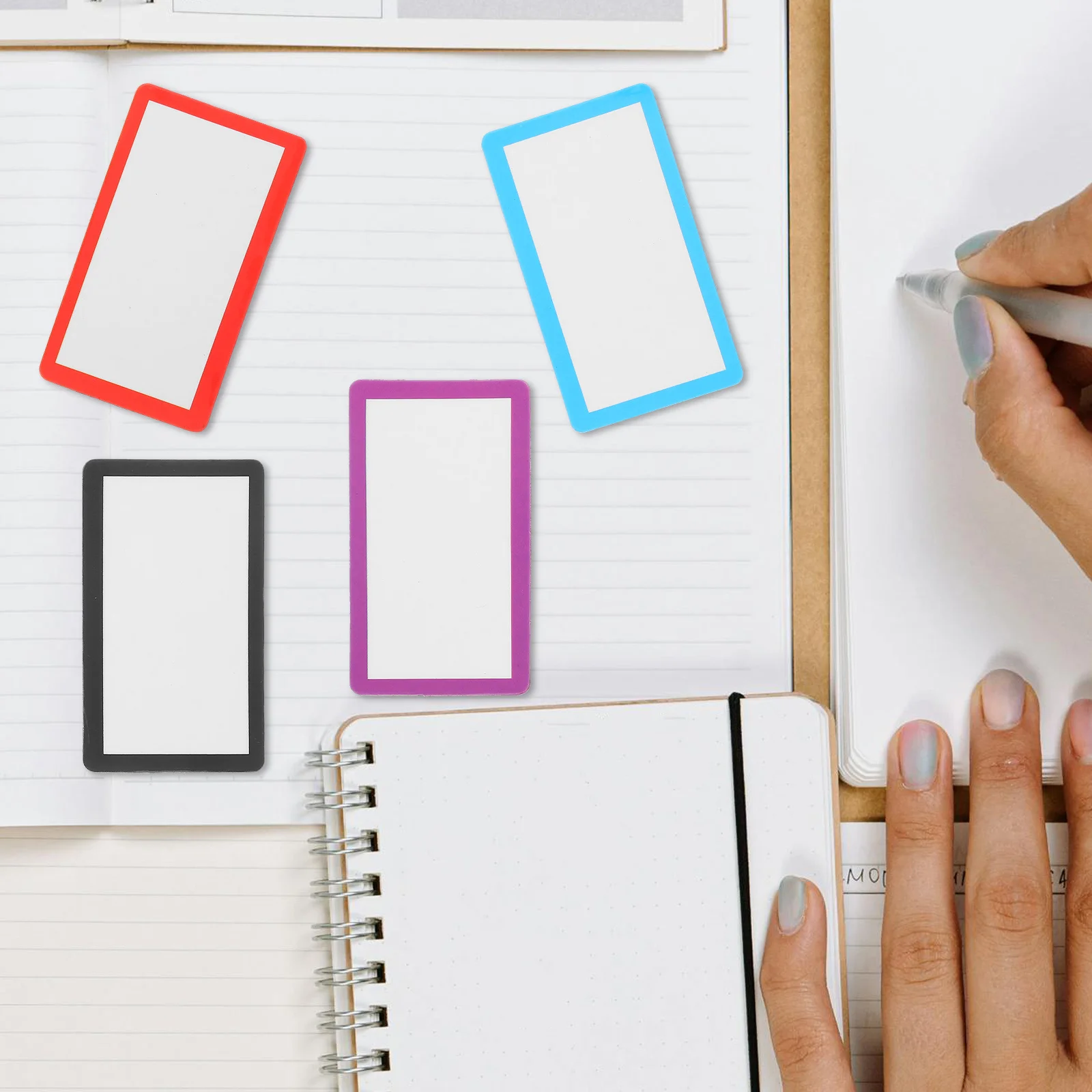 40個の磁気名札 書き込み可能 ドライイレース 再利用可能 カラーブロダーラベル 冷蔵庫 ホワイトボード整理用