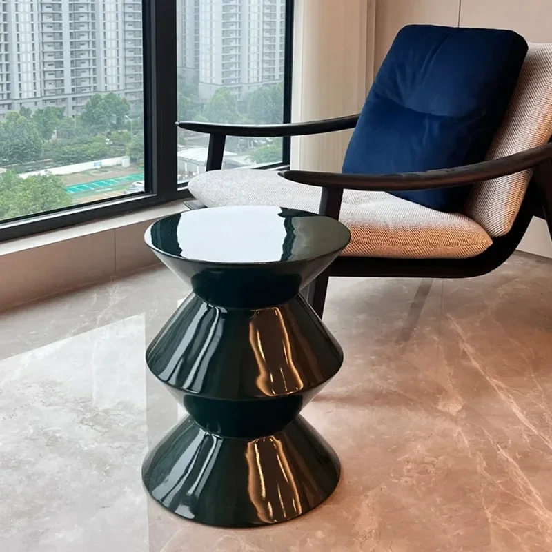 Three sections and two sections of stools, a few corners on the side of the sofa, a few small round tables in the living room