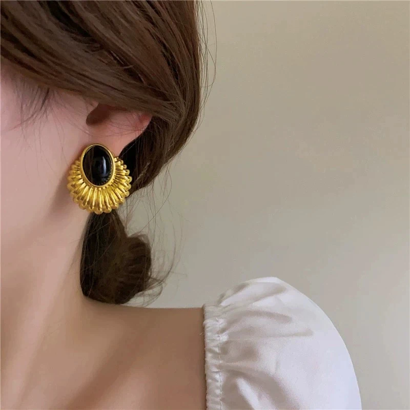 Vintage Metal Oval Black Stone Earrings for Women Fashion Classic Advanced Texture Earrings Elegent Jewelry Gifts