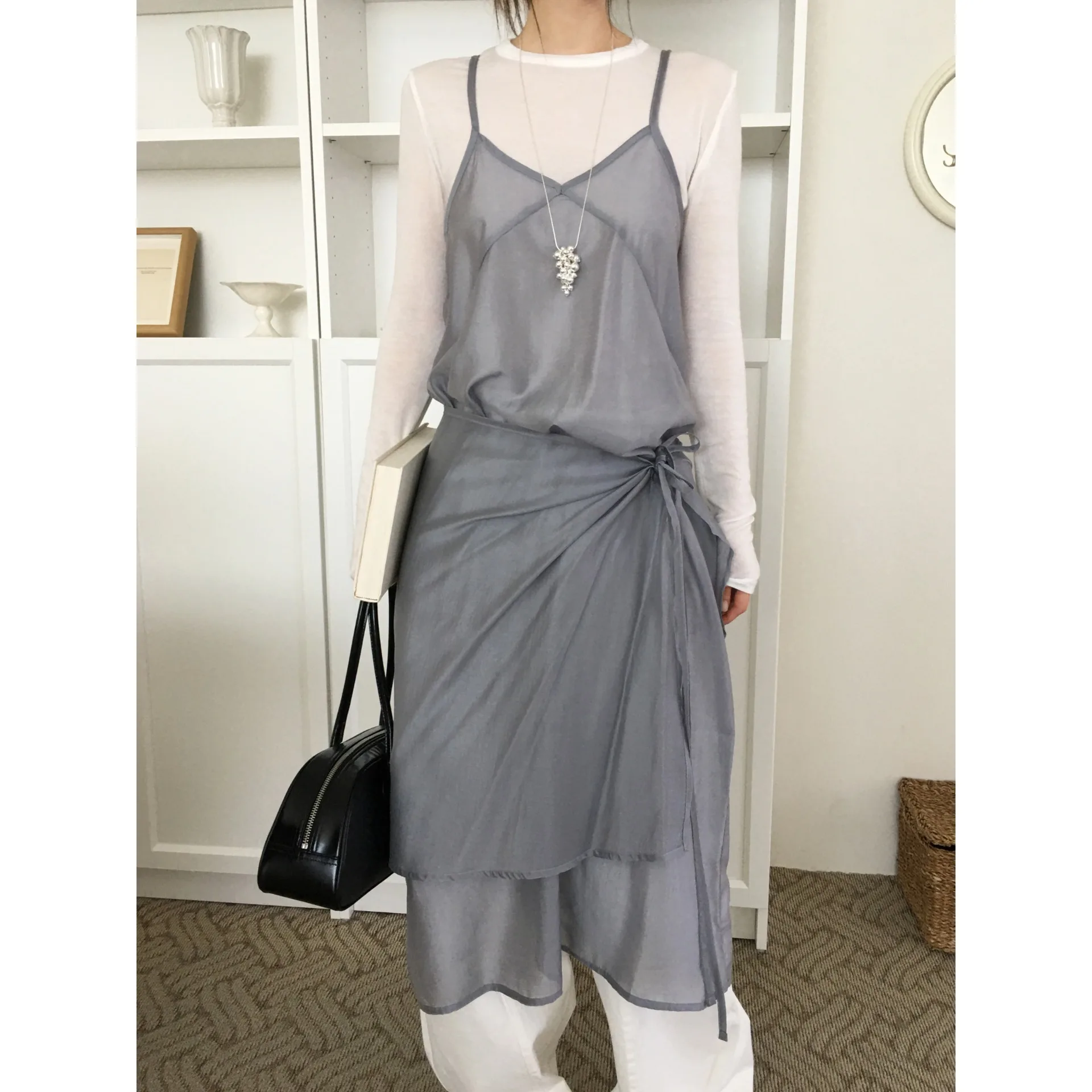 

Летний дизайн V-Ne Me, женская юбка трапециевидной формы средней длины на бретельках, фартук с поясом, комплект из двух предметов, корейский Sle, стандартный крой