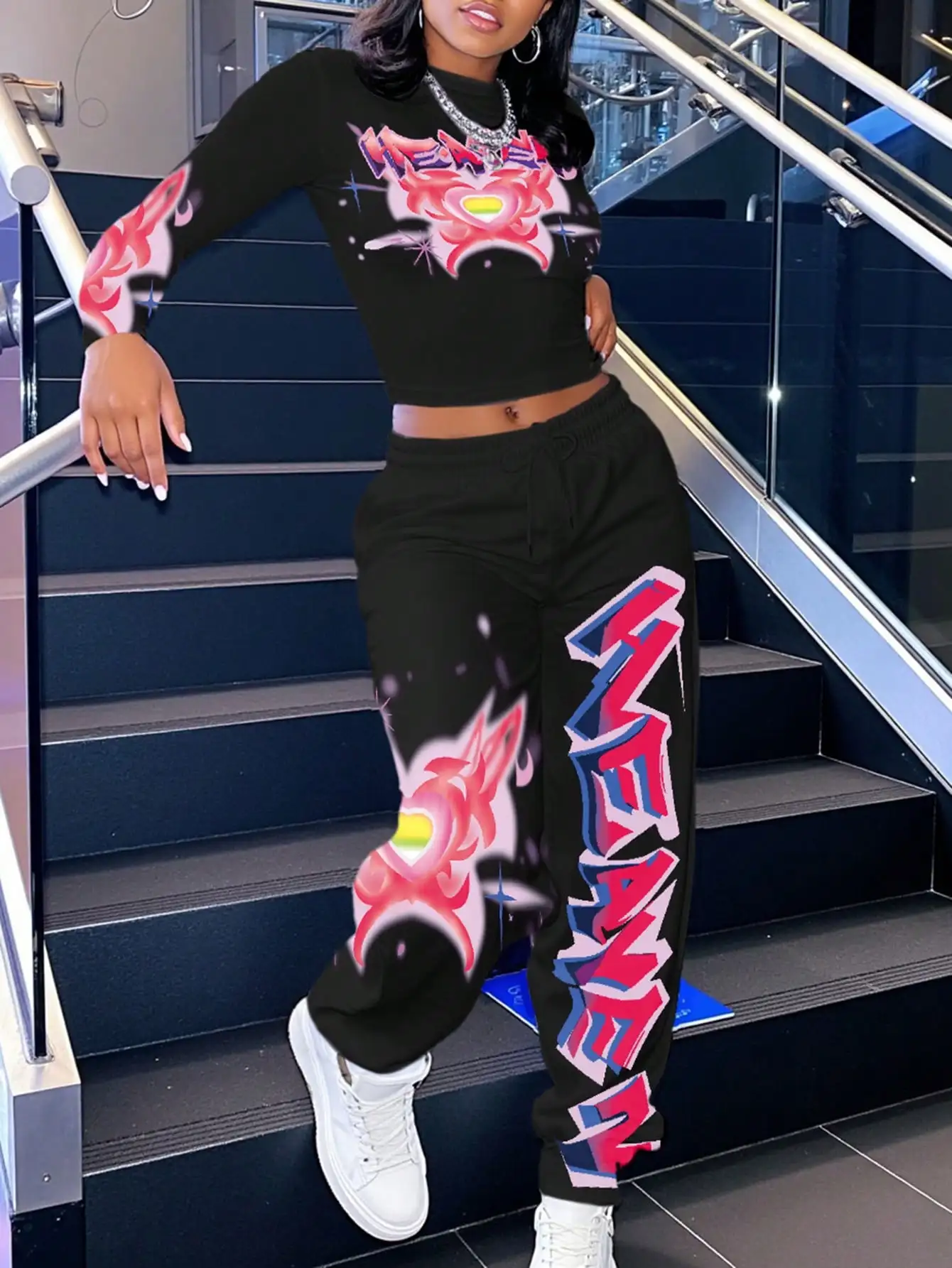 

Женский комплект из 2 предметов: укороченный топ с длинными рукавами и принтом, и брюки-джоггеры, повседневный уличный стиль для осени