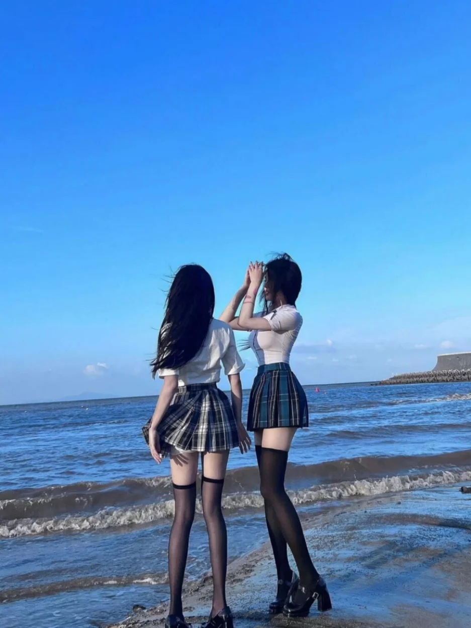 

Нежный летний женский костюм-двойка: облегающая блузка с коротким рукавом и юбка с завышенной талией, в студенческом стиле, белый.