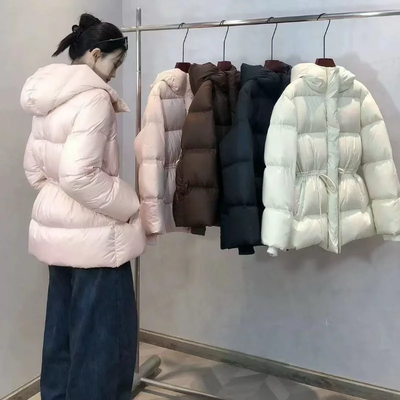 เสื้อแจ็คเก็ตดาวน์แบบมีฮู้ด คอลเลคชั่นฤดูหนาว 2025 ทรงเข้ารูป กระชับเอว ดูเพรียวบาง ทันสมัย ทรงพองหนา อินเทรนด์