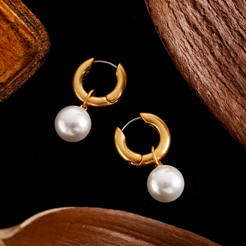 

Vintage alloy earrings, suitable for daily wear. Avant garde metal personalized earrings, a must-have for parties