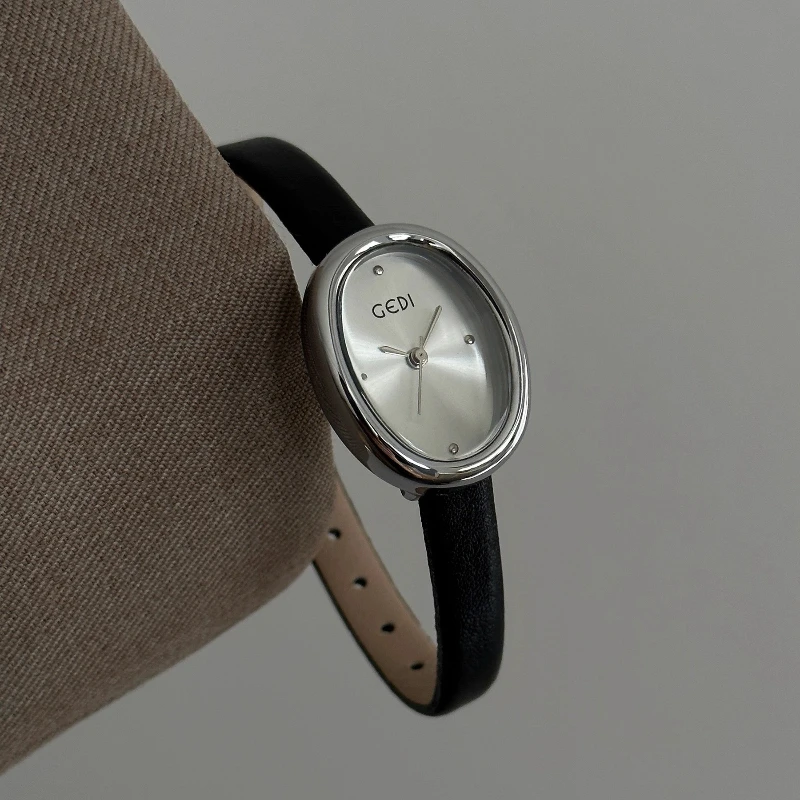 ساعة ريترو براون للنساء 2025 جديدة فاخرة بيضاوية صغيرة الطلب موضة جلدية السيدات ساعة ذهبية الراقية ساعة كوارتز