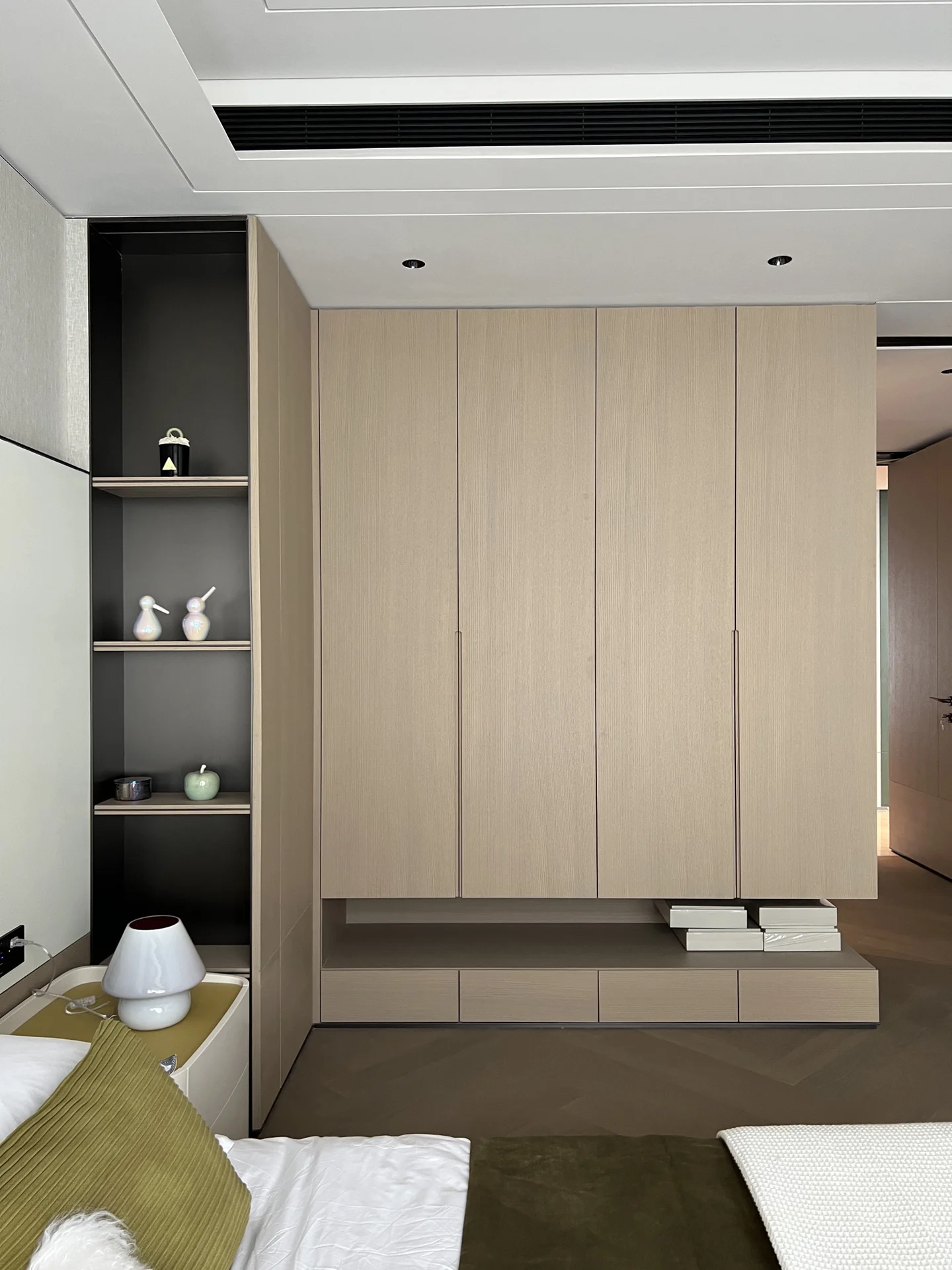 ^Modern High-End Custom Freestanding Bedroom Wardrobe Durable Wooden Design for Home Apartment Mall Hotels Villas Clothes Storag