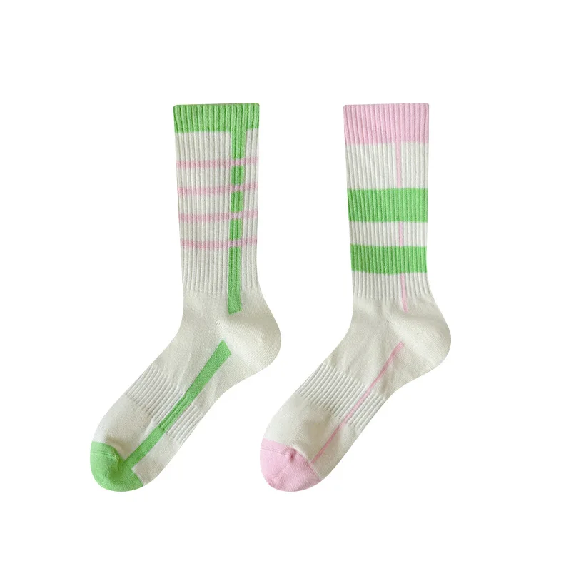 Ab neue Paar Socken minimalist ische Mittel rohr Socken personal isierte Trend asymmetrische Ins Stil unregelmäßige Socken