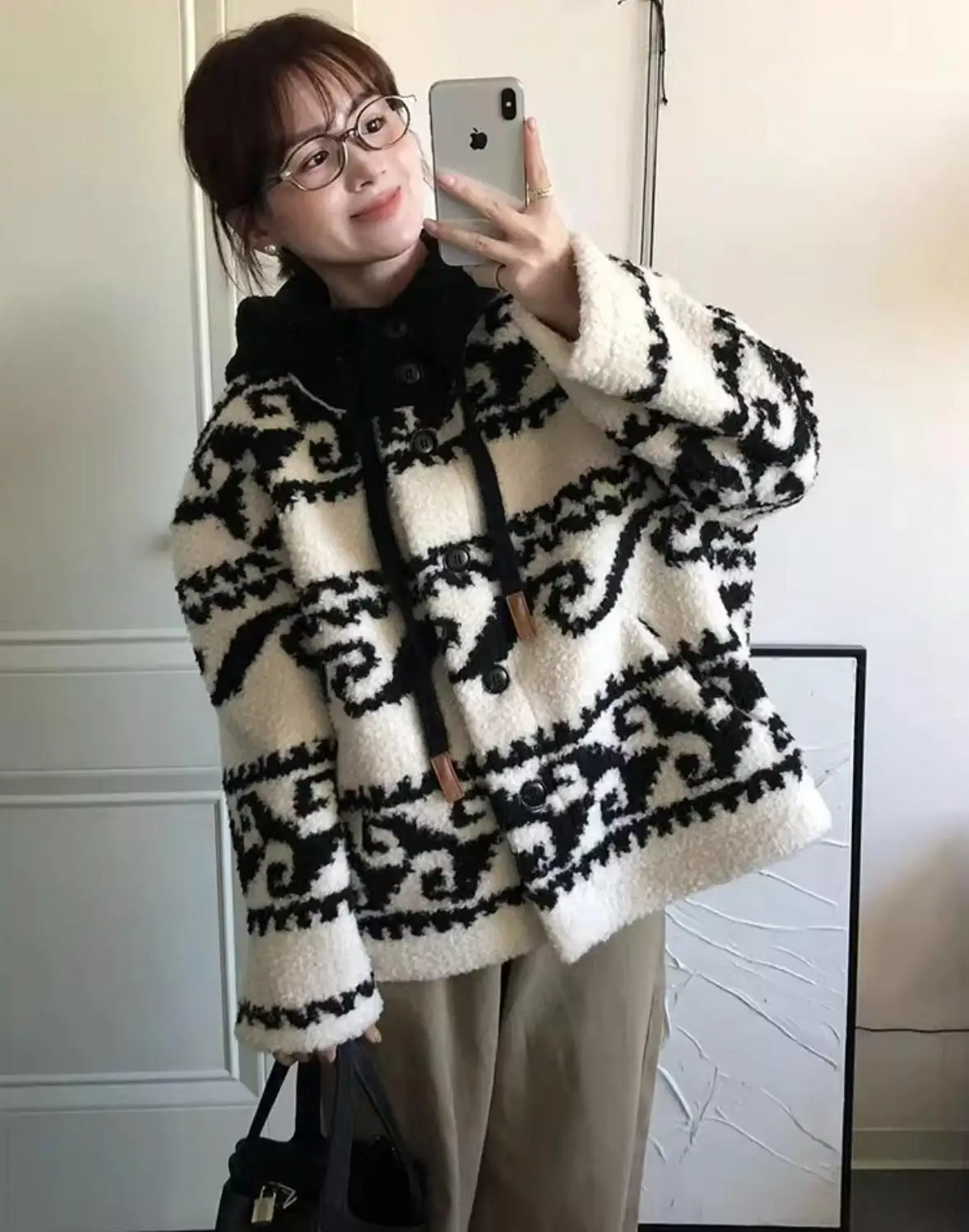 معطف شتوي 2022 باللون الأسود والأبيض على شكل طوطم مع قلنسوة من فرو الضأن الصناعي وأكمام طويلة للنساء أزرار مفتوحة ملابس خارجية أشعث فضفاضة