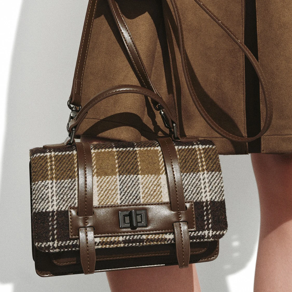 bolso-de-mano-ur-para-mujer-estilo-retro-universitario-otono-2025-uayb50185-forma-cuadrada-bolso-bandolera-diseno-a-cuadros