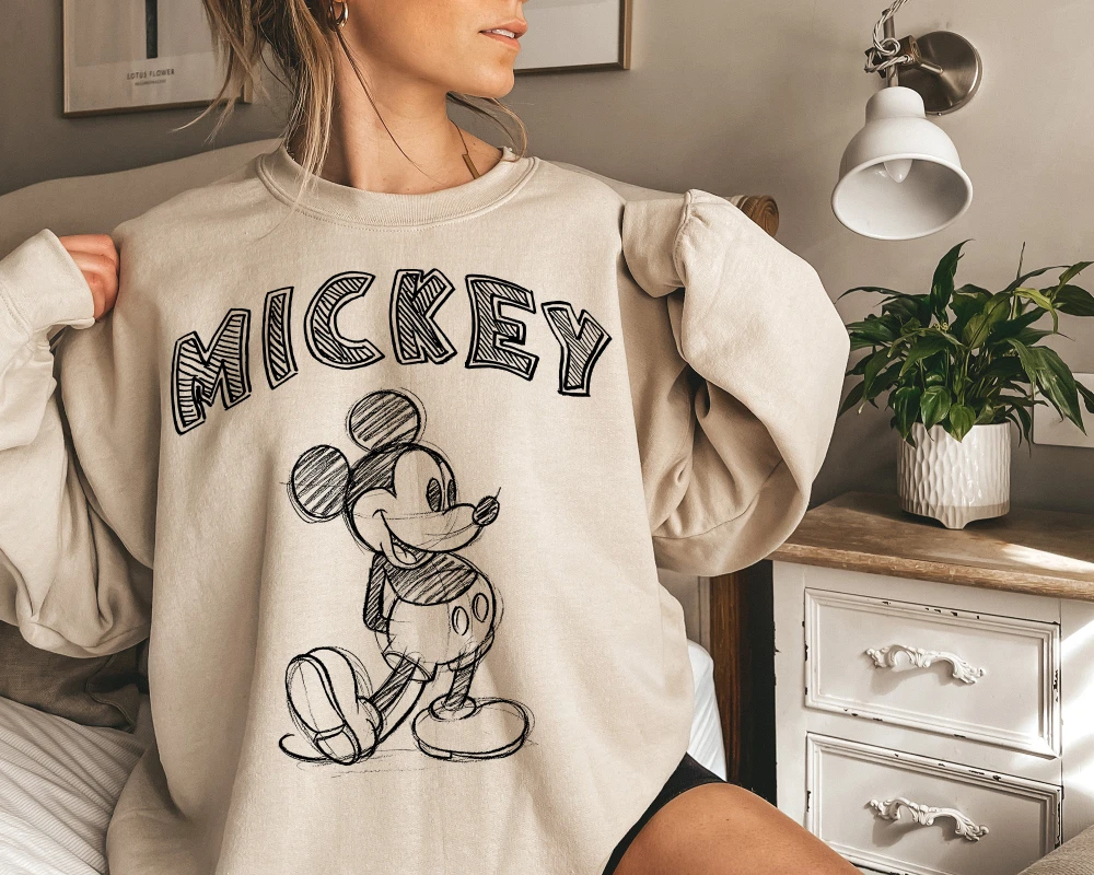 Mickey Mouse sweatshirt, Disney new round neck sweatshirt, loose retro style, casual and fashionable sweatshirt for all seasons.