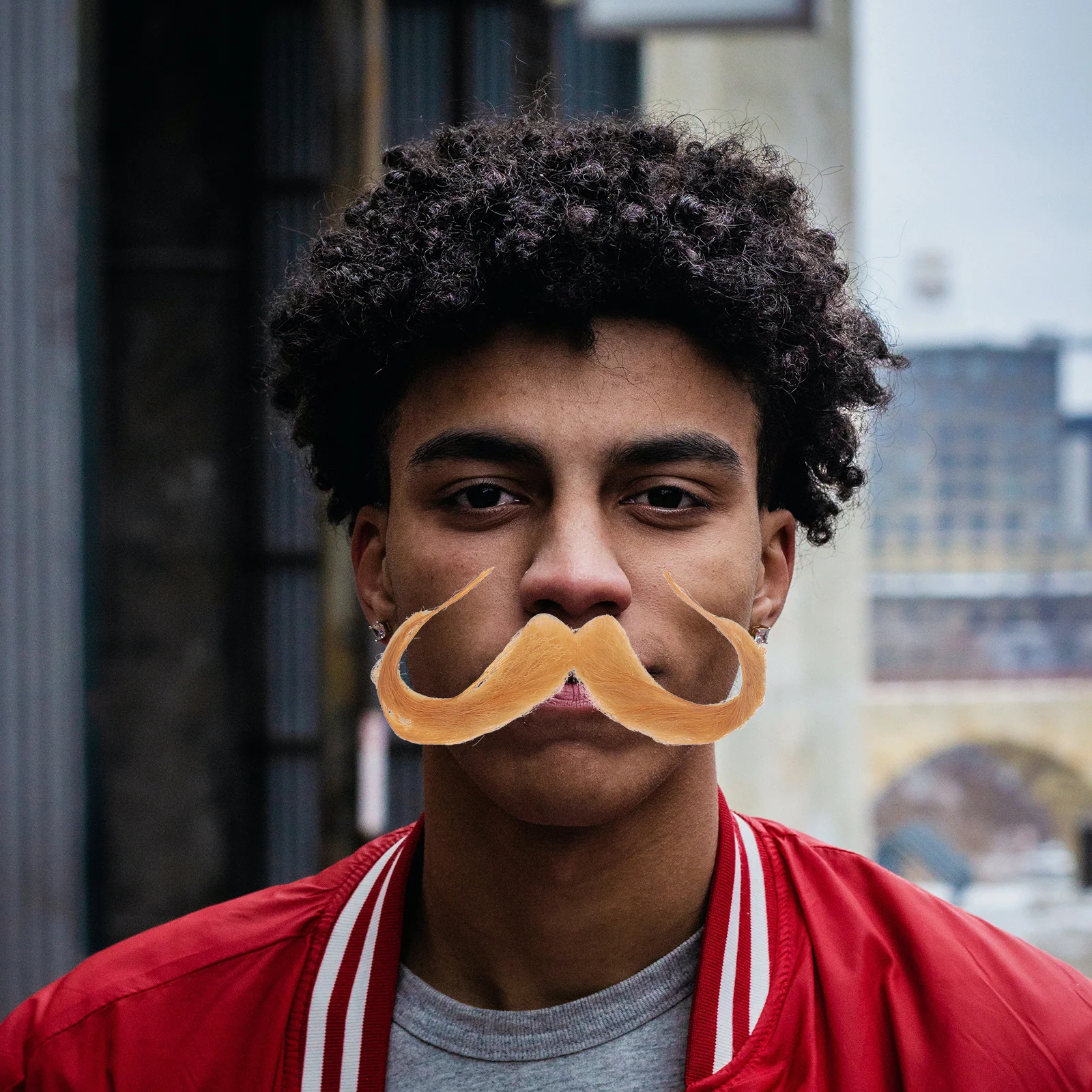 1 Zestaw Wygodny Krój Realistyczne Wąsy Sztuczna Broda Halloween Cosplay Kostium Rekwizyt Fotograficzny Sztuczna Broda dla Mężczyzn Rekwizyty na Imprezę Halloween