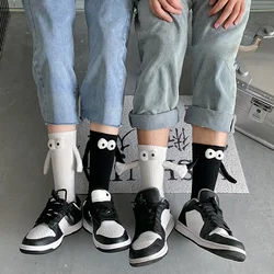 Calcetines divertidos para parejas sosteniendo la mano, muñeco estereoscópico con imán para mujer, calcetines tobilleros Unisex Kawaii con expresión bonita, color blanco y negro