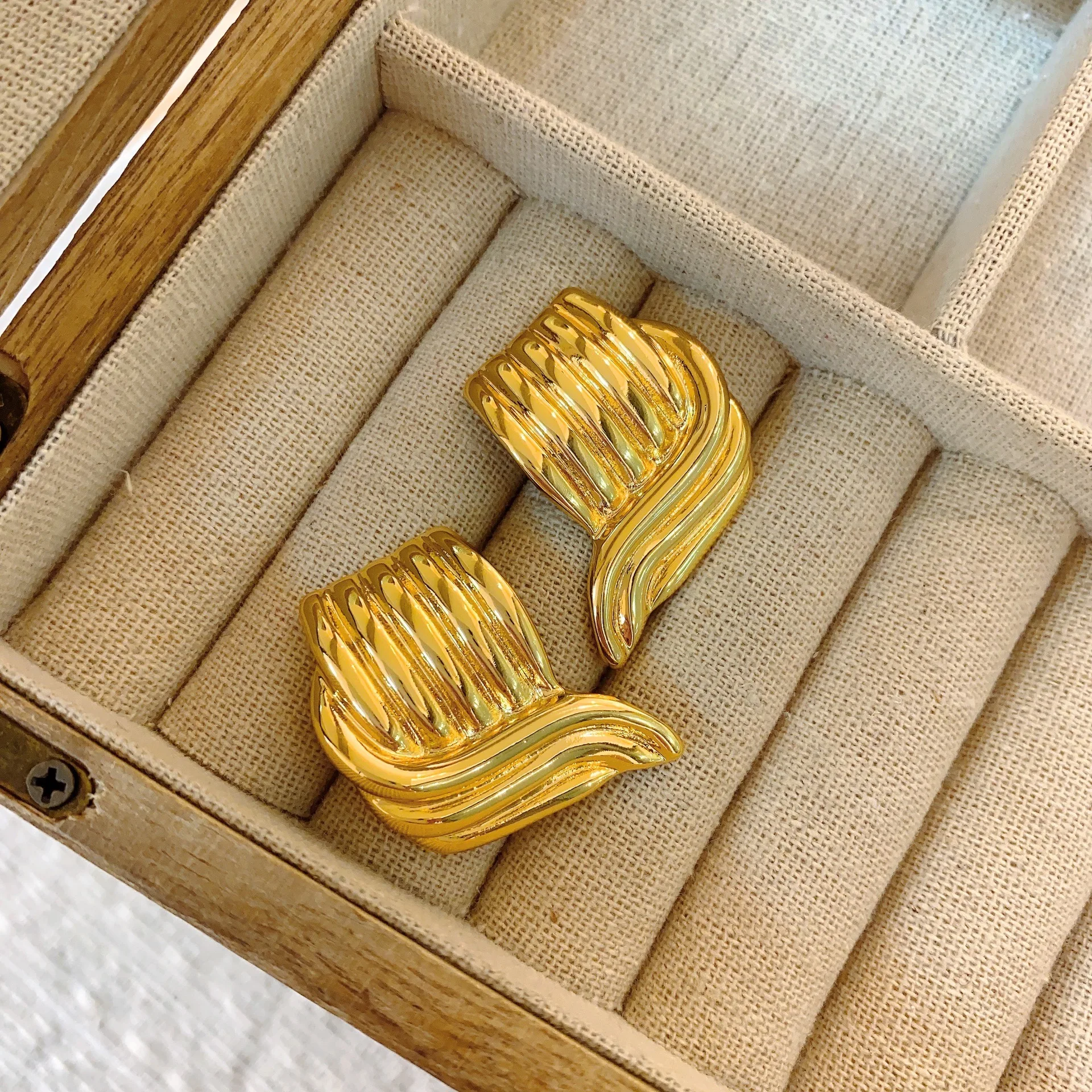 Fashion striped lace metal earrings new alloy stud earrings 2025 new medieval square earrings wholesale