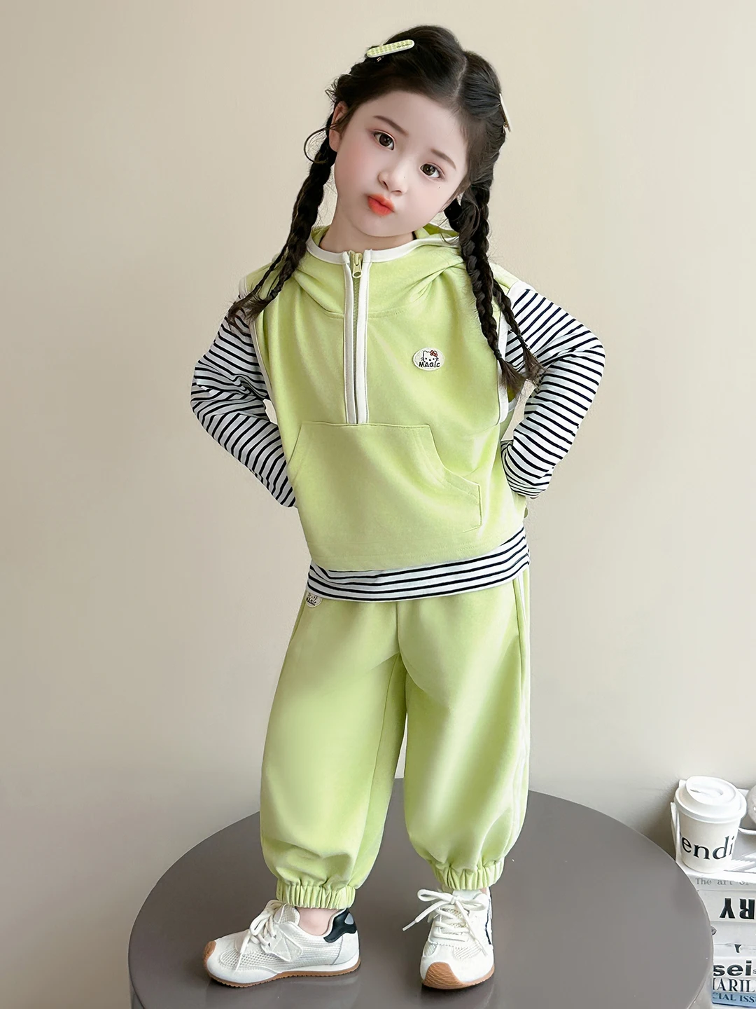 

Girls' 2026 New Casual Faionable Hooded Vest Zipper Bla White Stripes Long Sve Bot irt Pants Tee-piece Set