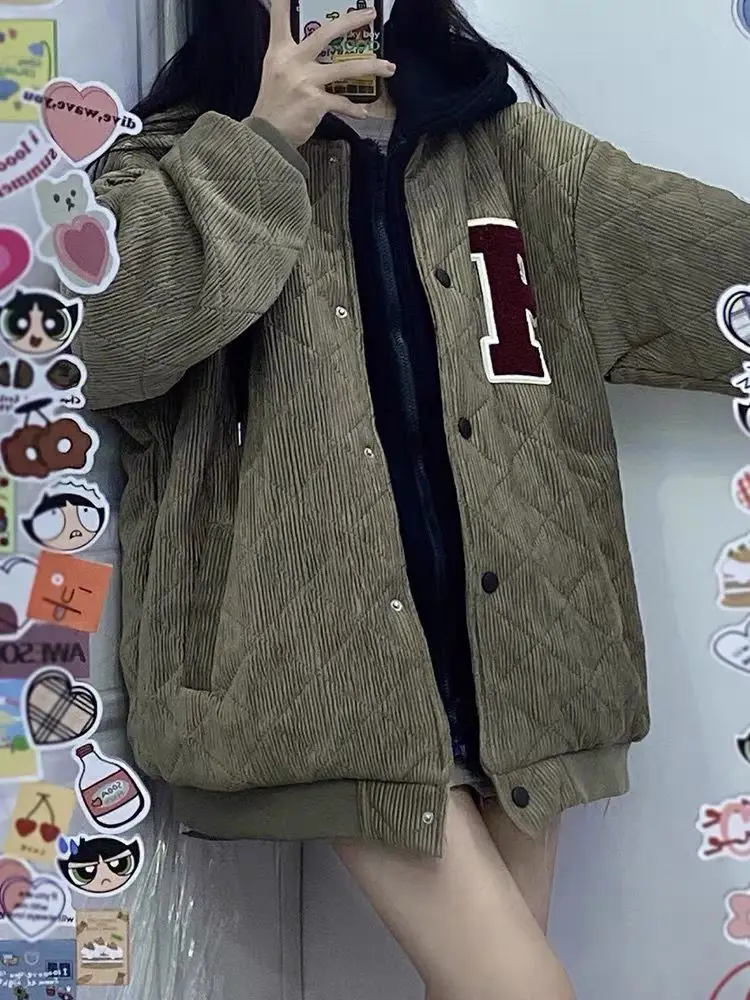 

Женские зимние бейсбольные куртки с нашивками, на пуговицах, утепленные, приталенные, с застежкой на кнопках, из трикотажа «ёлочка», с уникальным V-образным вырезом и зауженной талией, шикарные