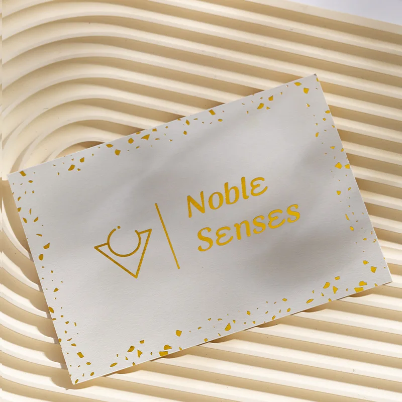 علامات وبطاقات هدايا عيد الميلاد - ملصقات عيد ميلاد سعيد مخطوطة بيضاء مع حروف سوداء فارغة من الداخل لبطاقات الهدايا الشخصية