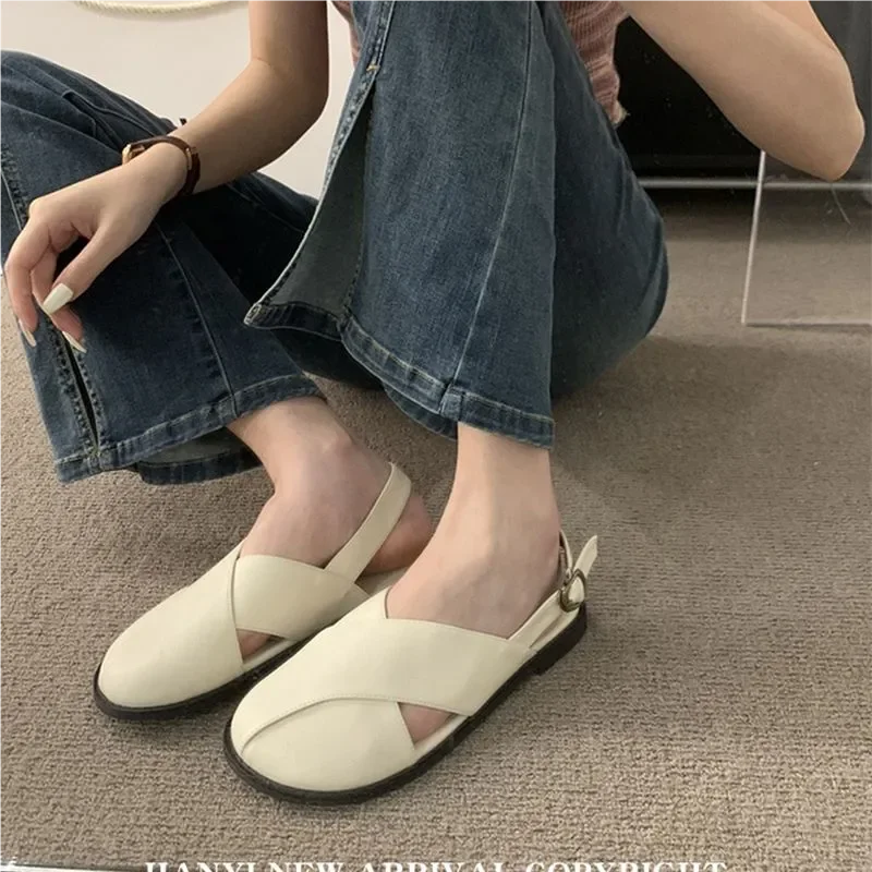 Letnie sandały damskie 2024 New Baotou Hollow Soft Leather Flat Shoes One Word Buckle Casual Fashion Sandalias Back Strap Footwear