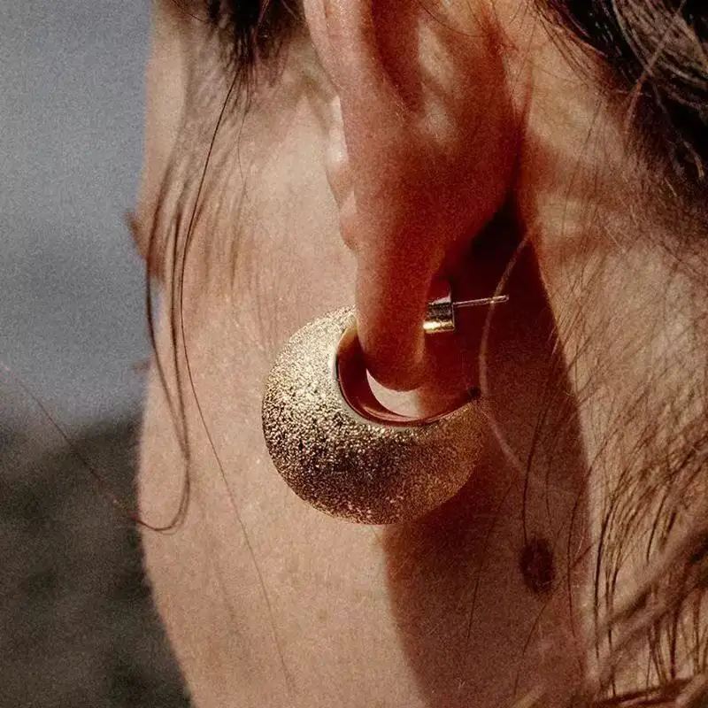 

Elegant Gilded Sand Chubby Moon Drop Earrings for Women Premium Face Slimming Versatile Jewelry for Daily Wear