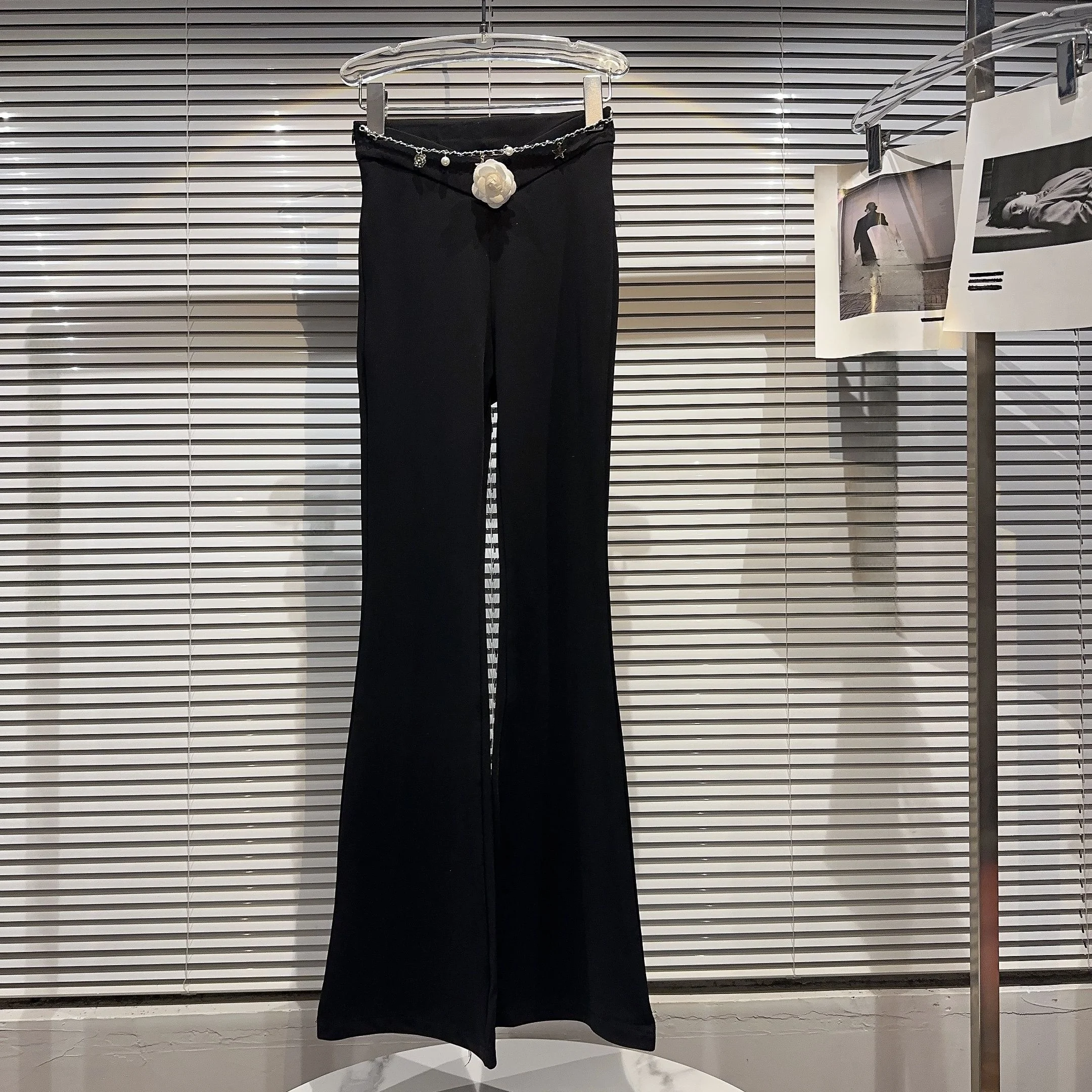 

Весна 2026: Модные повседневные брюки с высокой талией, расклешенные, с эффектом похудения, цвета чайной розы, с цепочкой на талии, асимметричные, элегантные