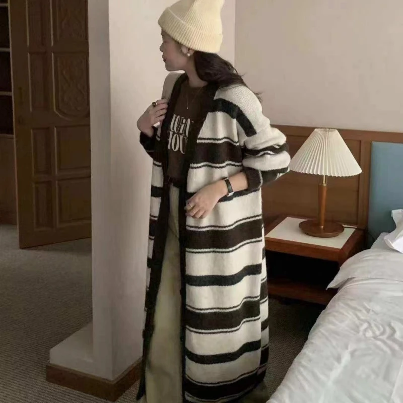 Gestrickter langer Mantel für Damen, 2025, Herbst und Winter, Vintage, gestreift, Lazy Sle, lockere Schlankheits-Oberbekleidung, Pullover, Top, Pendler-Sle