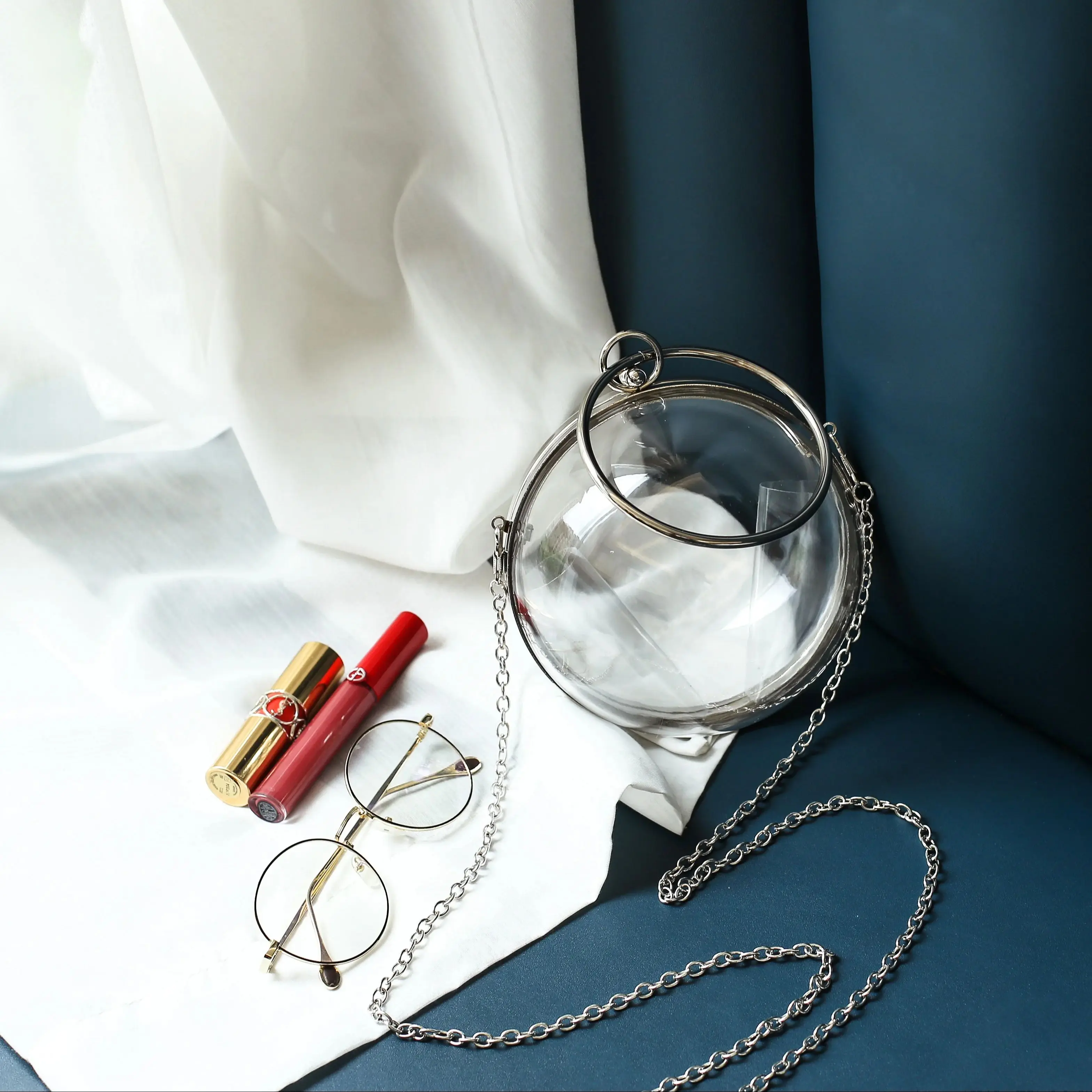 

Transparent acrylic heart-shaped bag, women's mini clutch, chain-adorned bag, perfect clutch for weddings, banquets and Christma