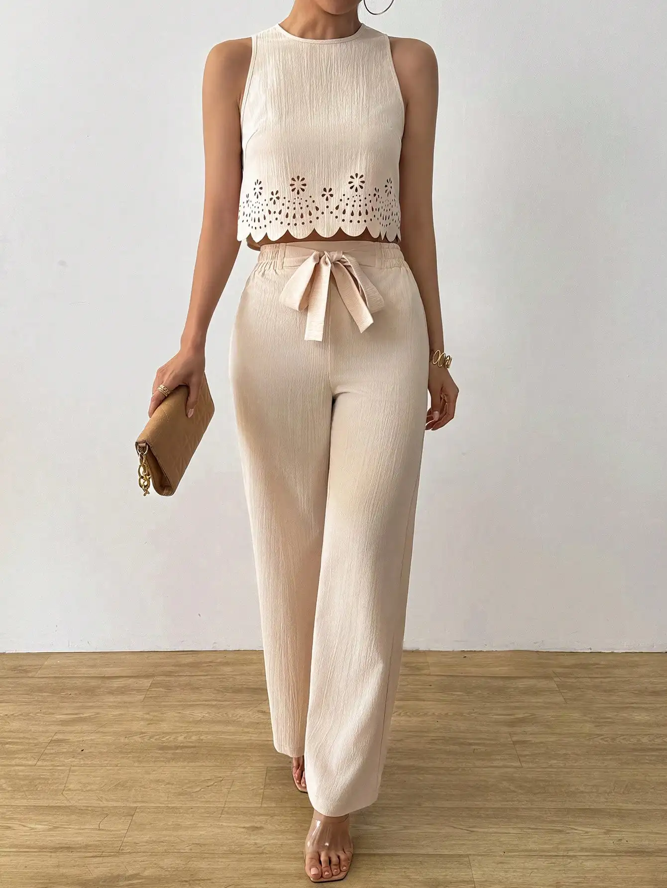 Conjunto Elegante Feminino LUNE: Top Cropped com Recortes e Calças de Perna Larga com Cintura Ajustável