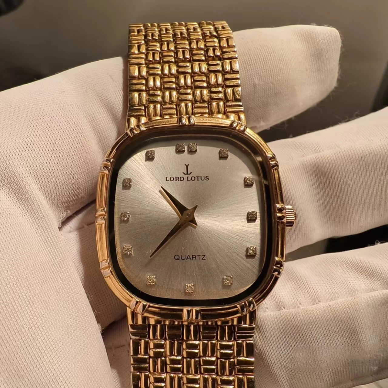 Reloj UNISEX "Lord Lotus" para caballero, esfera blanca radiactiva de cuarzo (cadena dorada)