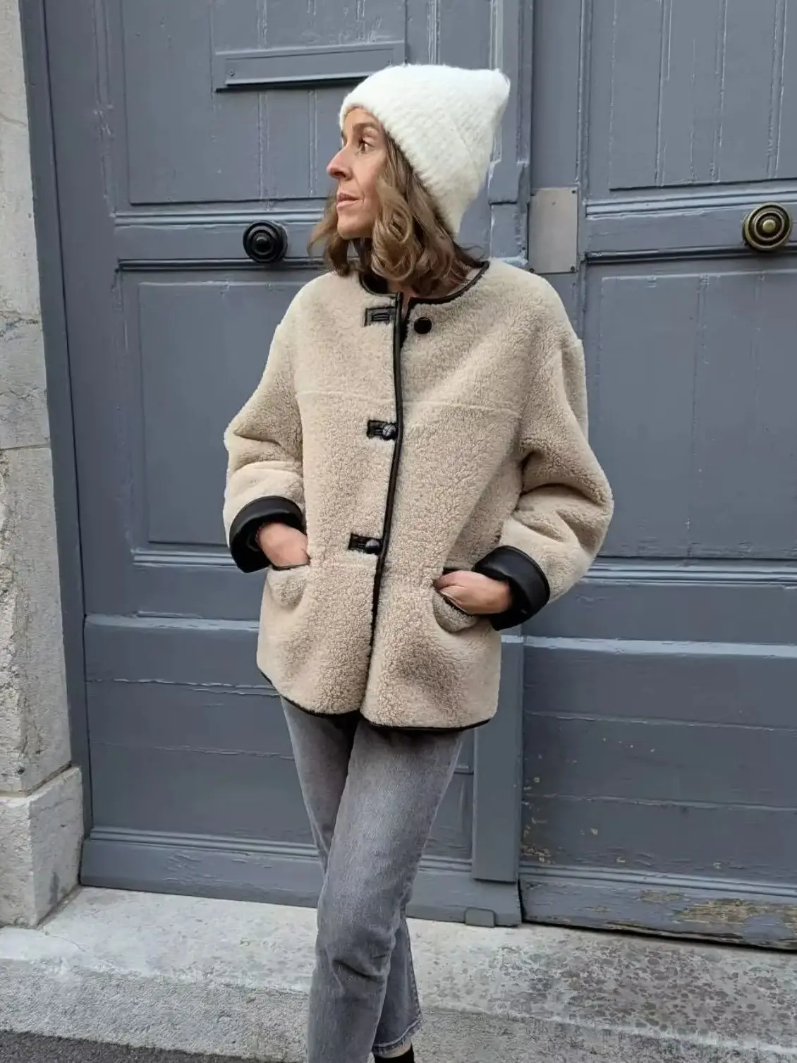 เสื้อแจ็คเก็ตขนเฟอร์เทียมหนานุ่ม อุ่นสบายสำหรับฤดูหนาวใหม่ เสื้อโค้ทผู้หญิง แขนยาว ติดกระดุมด้านหน้า สไตล์เก๋ไก๋ เสื้อคลุมแฟชั่นสำหรับผู้หญิง เสื้อผ้าแฟชั่น