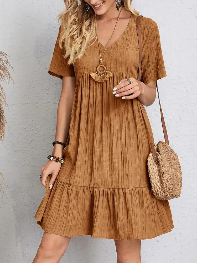 Elegantes Damen-Minikleid mit V-Ausschnitt und kurzen Ärmeln, einfarbig, locker geschnitten, mit Rüschensaum, lässiges Boho-Sommerkleid für den Urlaub am Strand. – Detail 2