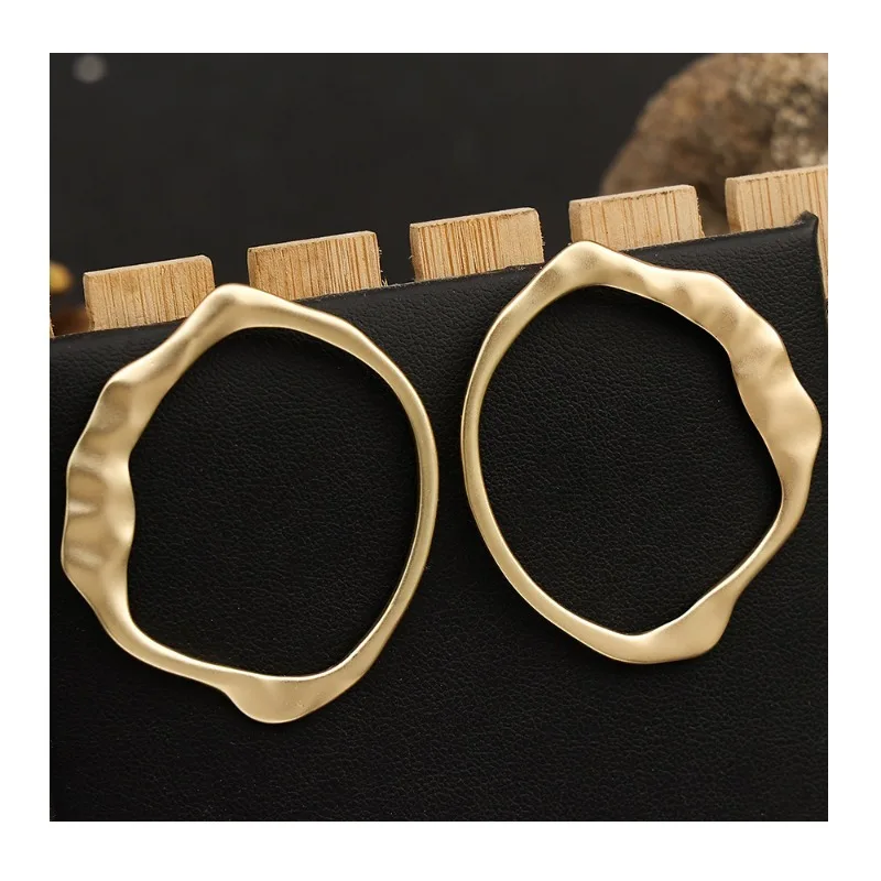 

Special for New High-end Earrings, Geometric Percussion Surface, Fashionable, Simple and Atmospheric Earrings.